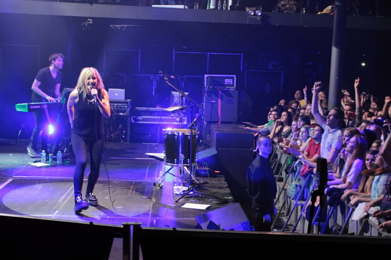 LIVE: Ellie Goulding a její malá noční hudba v SaSaZu