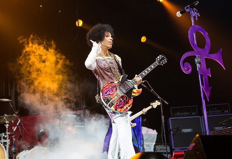 AUDIO: Prince se třemi páry dívčích očí ordinuje hendrixovský rock